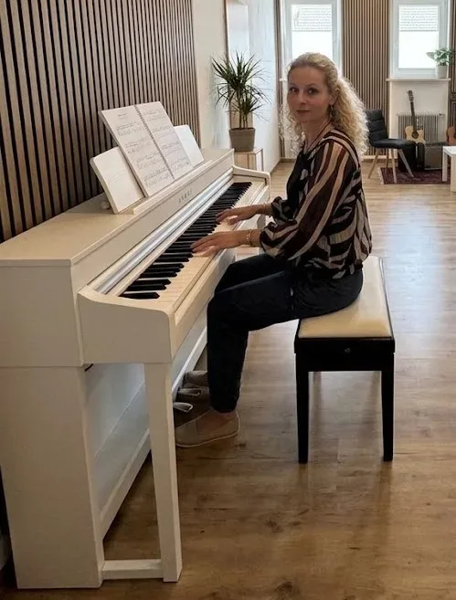 Astra Löffler Danys Music School Villach Piano und Keyboard Lehrerin 